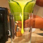 Jugo verde de manzana, pepino, apio y limón: cómo prepararlo y qué aporta