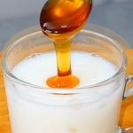 Bebida casera con limón y miel antes de dormir: beneficios, preparación y precauciones