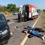 IMPACTANTE ESCENA EN PLENA CARRETERA: DOS PERSONAS APARECEN TENDIDAS MIENTRAS SOCORRISTAS ATIENDEN LA EMERGENCIA